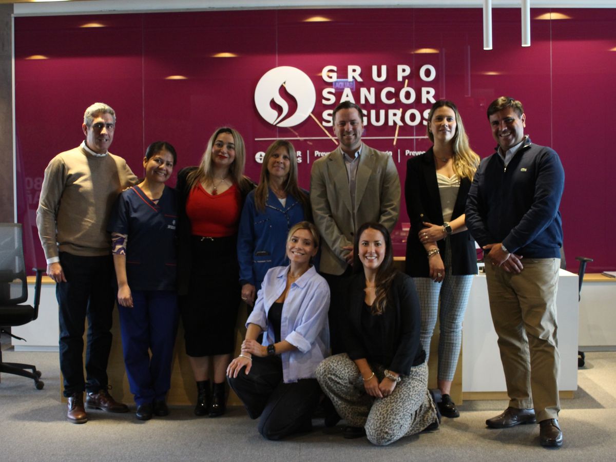 Barbarita Vila, directora de Fundación Grupo América, y Federico Pernuzzi, gerente de Sancor Seguros, junto a los equipos de Sancor Seguros, el Centro Regional de Hemoterapia e INCAIMEN, durante la octava colecta de Sangre de Campeones.
