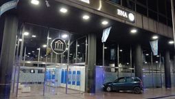 Furioso: le negaron un crédito y chocó su auto contra un banco
