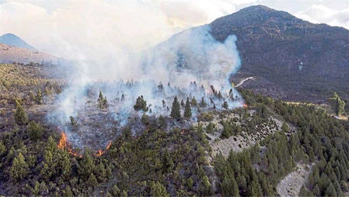 La persistente llovizna llevó algo de alivio a la situación provocada en El Bolsón por un incendio forestal que en cuatro días arrasó más de 10 mil hectáreas.