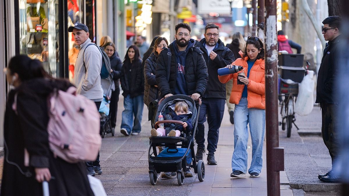 Ciudad de Mendoza. Paseo y mate en plena calle. Ciudad de Mendoza. Paseo y mate en plena calle.