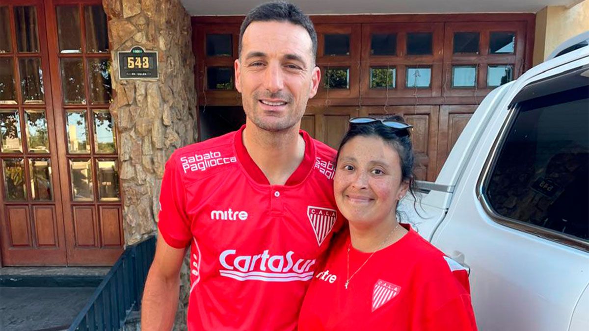 Scaloni posa con una fanática de Los Andes.