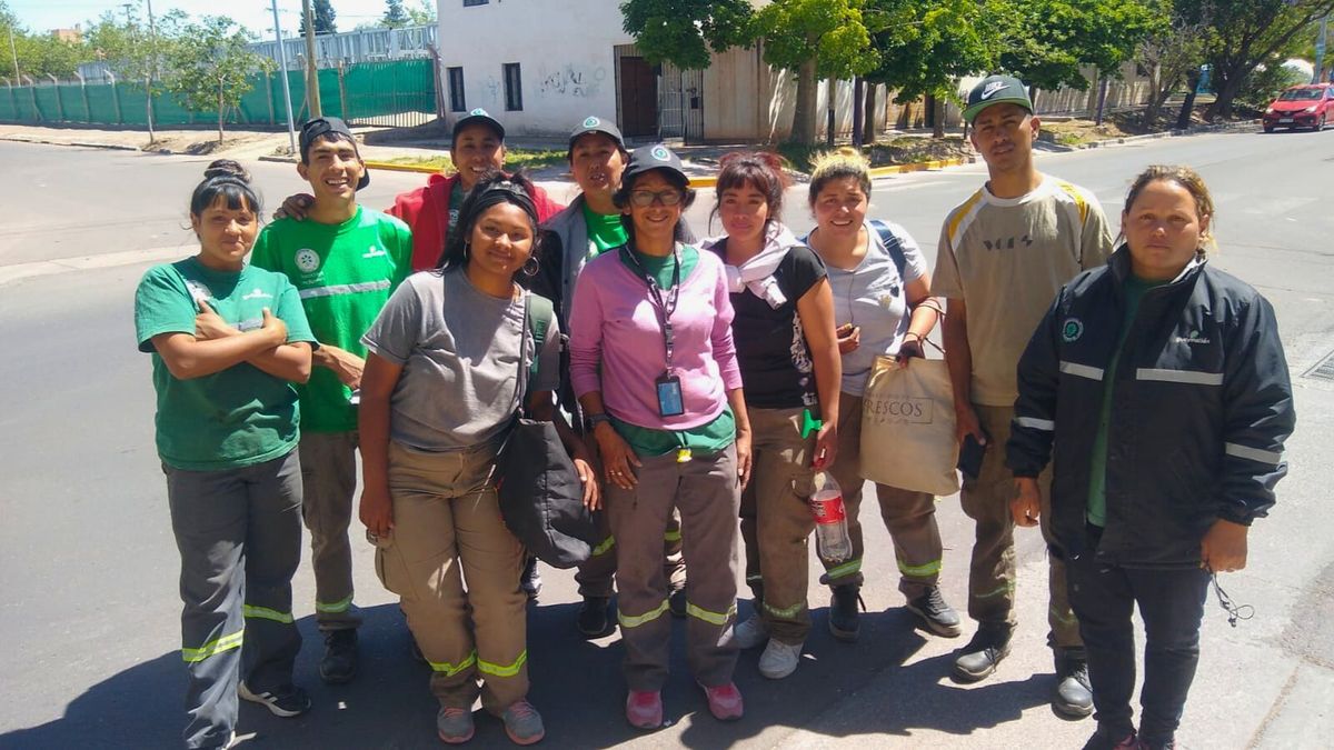 Yesica, en el centro, sonriente. Yesica, en el centro, sonriente.