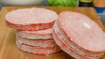 Se apuñaló solo intentando separar dos hamburguesas congeladas y murió