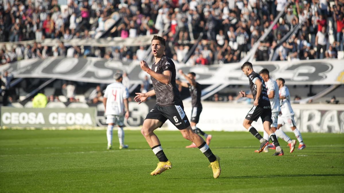 Imanol Gonz&aacute;lez en el encuentro ante Chacarita en el V&iacute;ctor Legrotaglie. Foto: Axel Lloret/UNO.