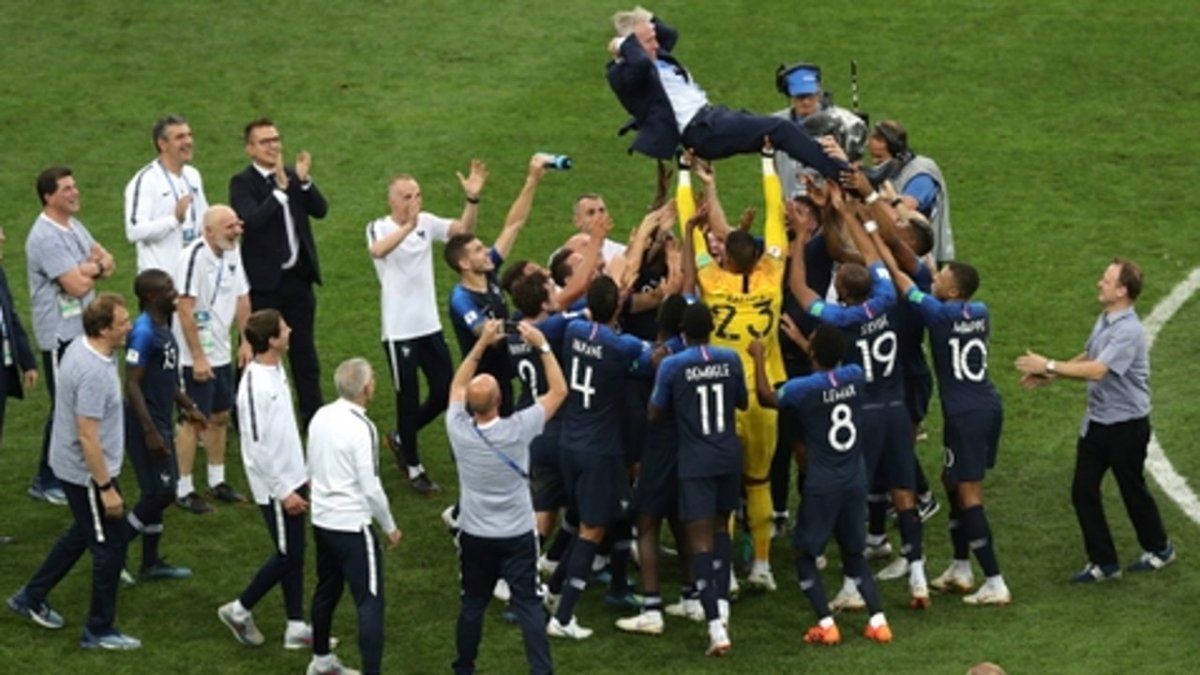 Deschamps, en el codiciado podio de la historia