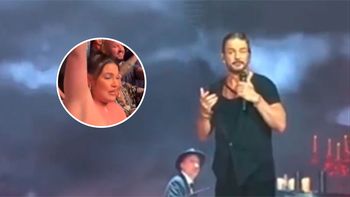 Una fanática de Ricardo Arjona se desnudó en pleno show