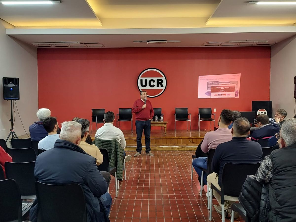 Marinelli explica los alcances del nuevo Codigo de Aguas a los radicales reunidos en la sede del partido. Marinelli explica los alcances del nuevo Codigo de Aguas a los radicales reunidos en la sede del partido.