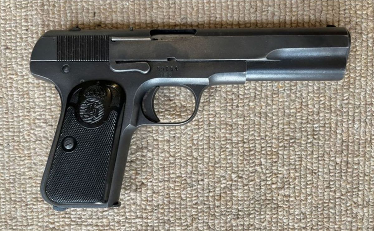 Grave. Un alumno llevó un arma a la escuela para venderla. Grave. Un alumno llevó un arma a la escuela para venderla. 