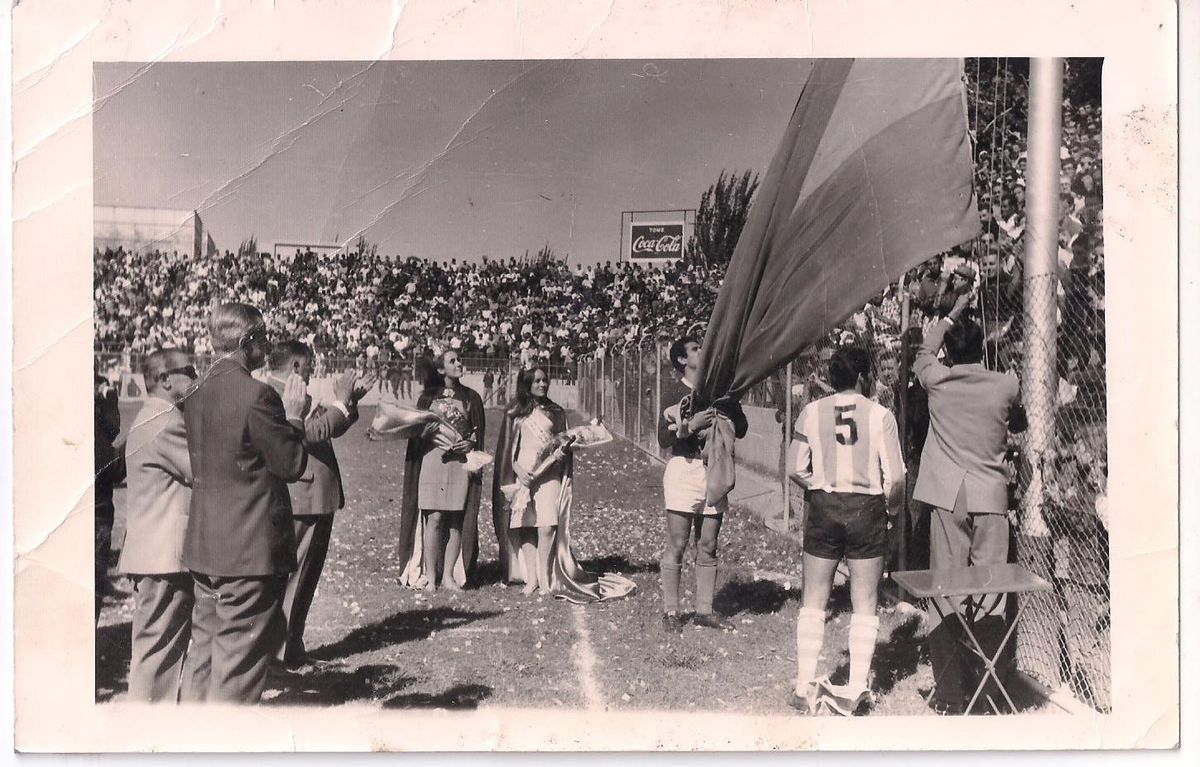 Una de las famosas 6 finales de 1972 con Independiente Rivadavia a cancha llena. El 5, claro, es el Quique. Una de las famosas 6 finales de 1972 con Independiente Rivadavia a cancha llena. El 5, claro, es el Quique.