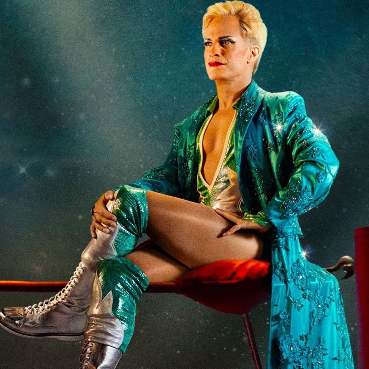 Gael García Bernal personificado como el luchador Cassandro. Gael García Bernal personificado como el luchador Cassandro.