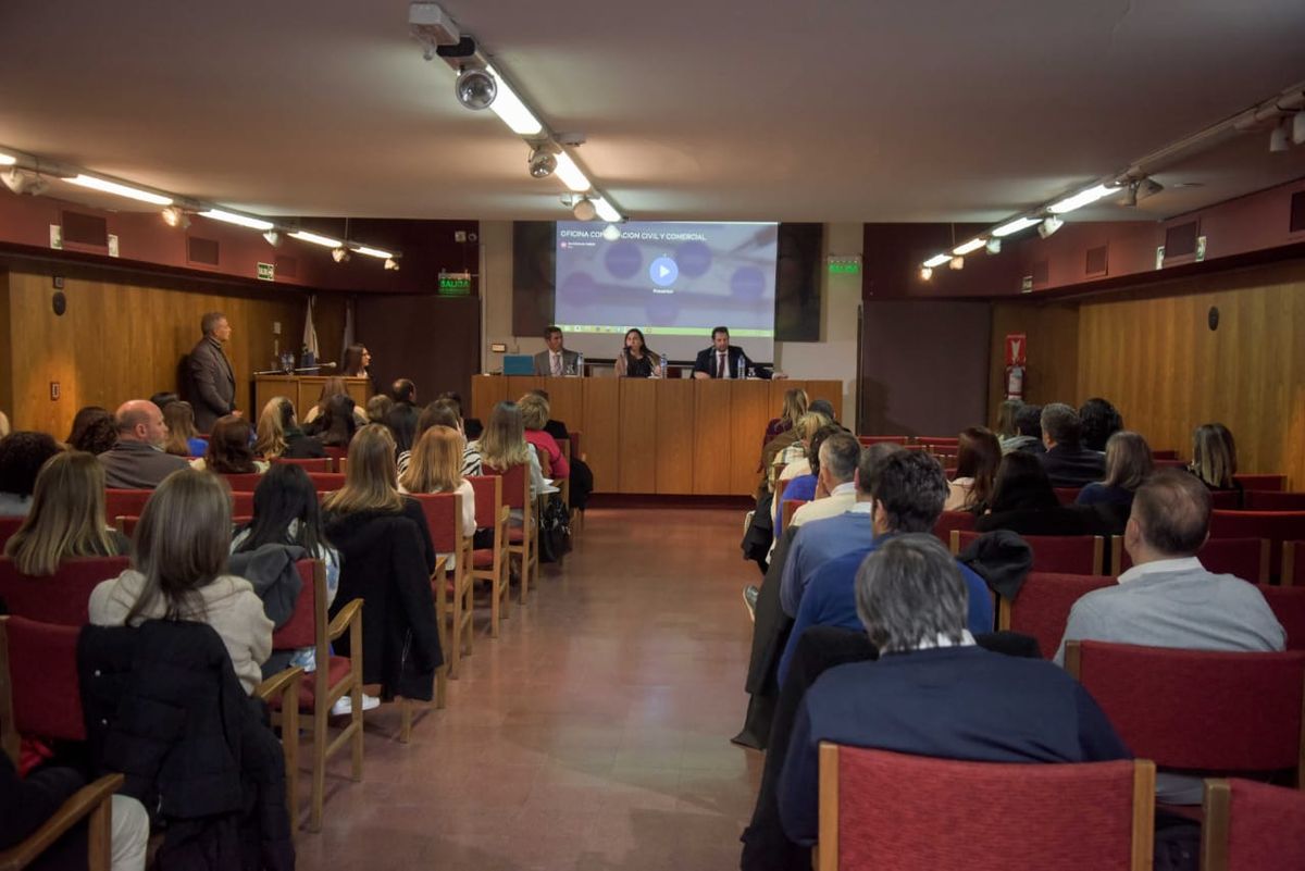 Los abogados escucharon con atención a D'Agostino.