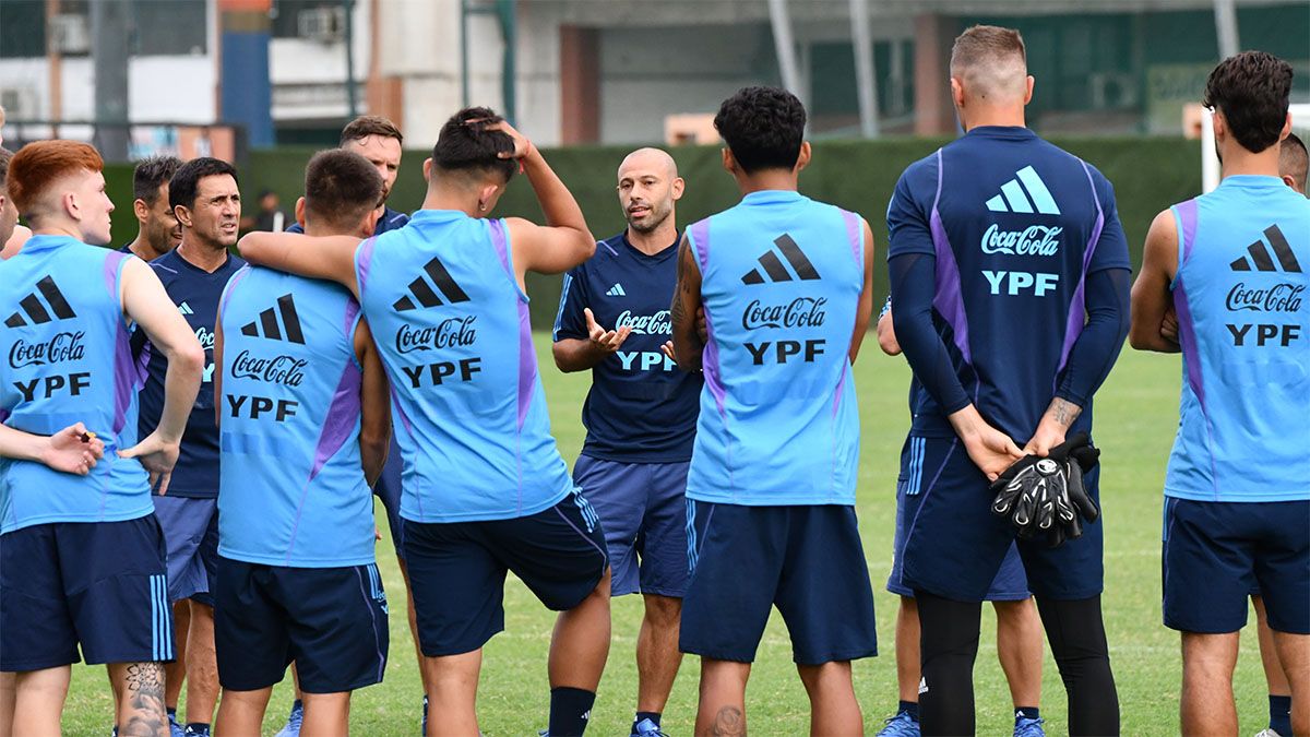 Javier Mascherano y el eterno problema de armar los seleccionados argentinos con la reticencia de los clubes para ceder sus jugadores. Javier Mascherano y el eterno problema de armar los seleccionados argentinos con la reticencia de los clubes para ceder sus jugadores.