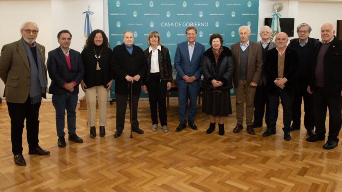 Rodolfo Suarez y la ministra de Cultura Nora Vicario recibieron a miembros de la Academia Argentina de Letras que por primera vez sesiona en Mendoza. 