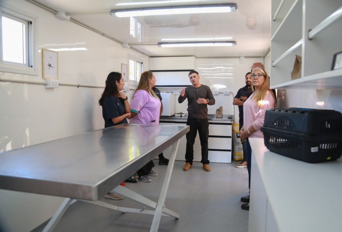El intendente Marcos Calvente presentó un nuevo veterinario móvil a poco de conmemorarse el Día del Animal. Foto: Municipalidad de Guaymallén.