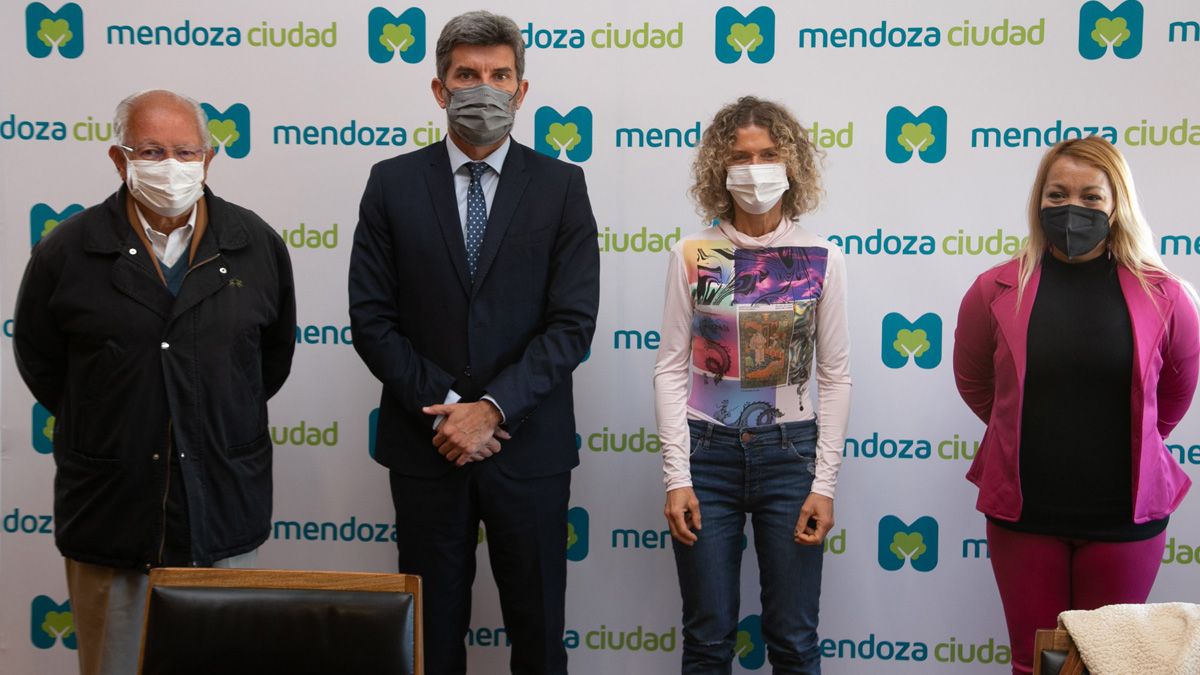 Abel Albino, Ulpiano Suarez, Maru Botana y la directora de la directora de la cooperativa La Juanita, Silvia Flores.