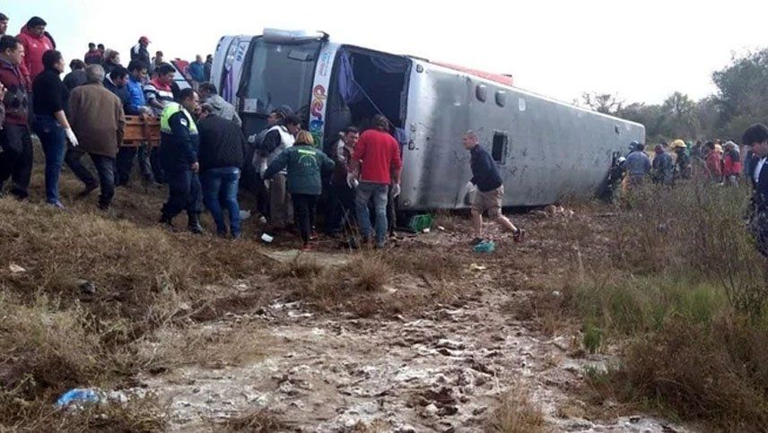 Volcó un micro con jubilados que salió de Mendoza y hay al menos 13 muertos