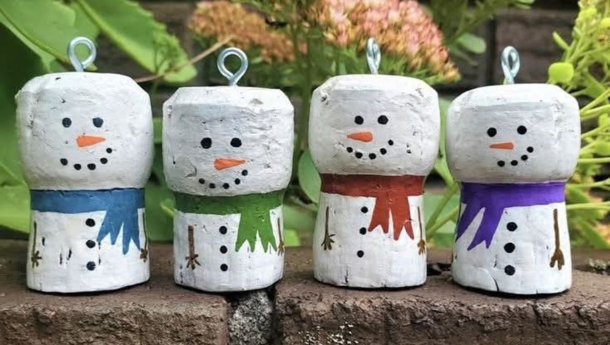 Corchos de vino y champagne convertidos en muñecos de nieve. Corchos de vino y champagne convertidos en muñecos de nieve. 