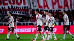 Un delantero de River sintió una molestia y tuvo que pedir el cambio vs Gimnasia. 