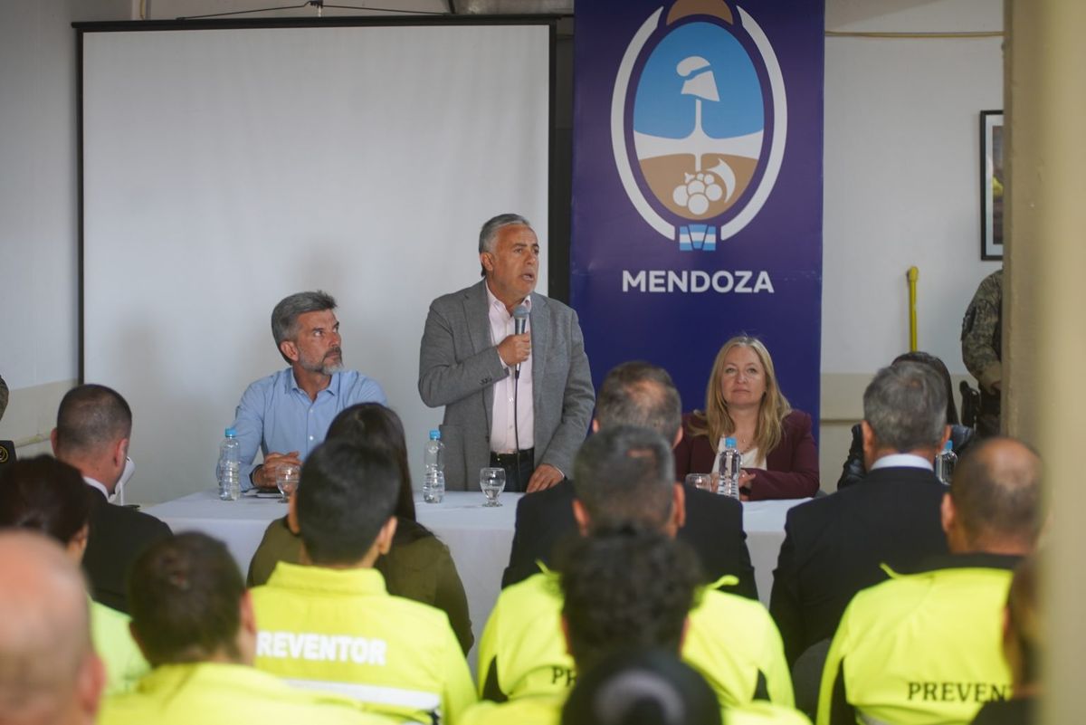 El gobernador Alfredo Cornejo le dio la bienvenida al grupo de 41 preventores que se capacitará en el uso de pistolas Taser. El gobernador Alfredo Cornejo le dio la bienvenida al grupo de 41 preventores que se capacitará en el uso de pistolas Taser.