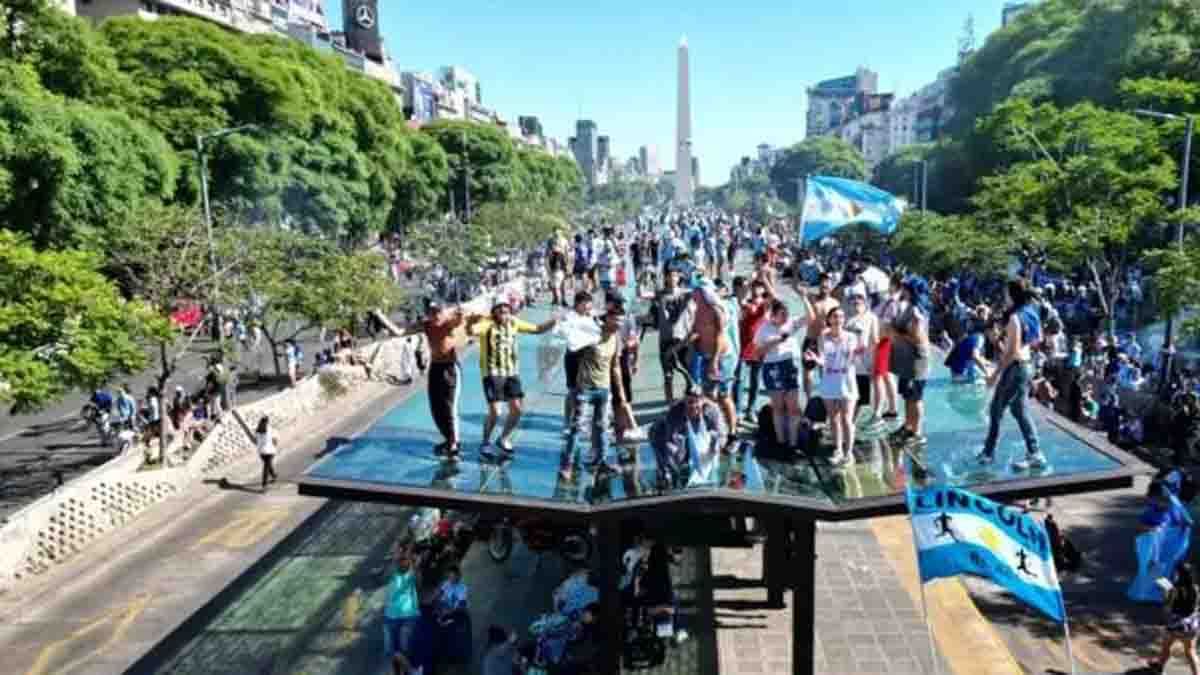 Superados por la euforia, un grupo importante de jóvenes se subió a los techos de la parada de los micros en la 9 de Julio.