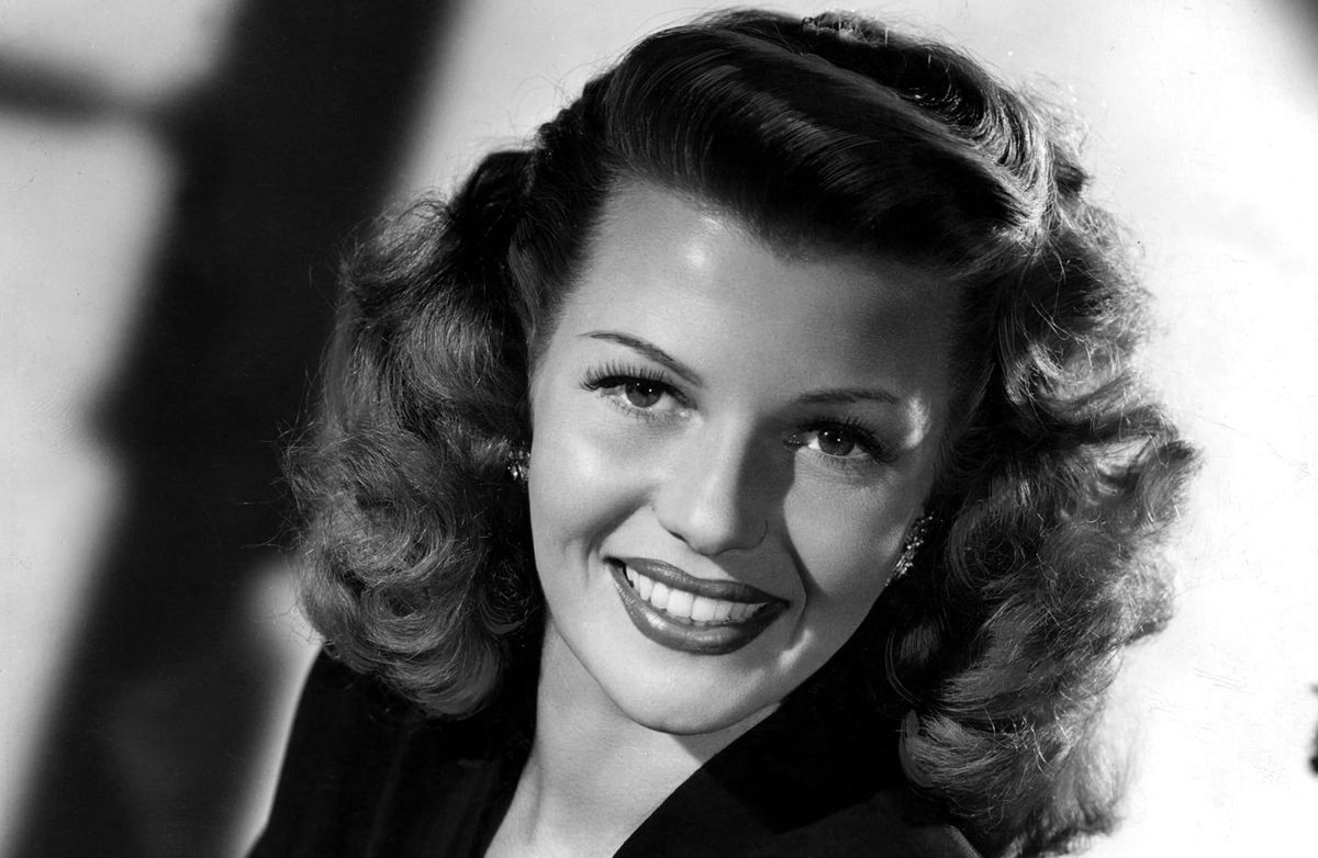 Rita Hayworth depilaba su frente para cambiar sus rasgos. Rita Hayworth depilaba su frente para cambiar sus rasgos.