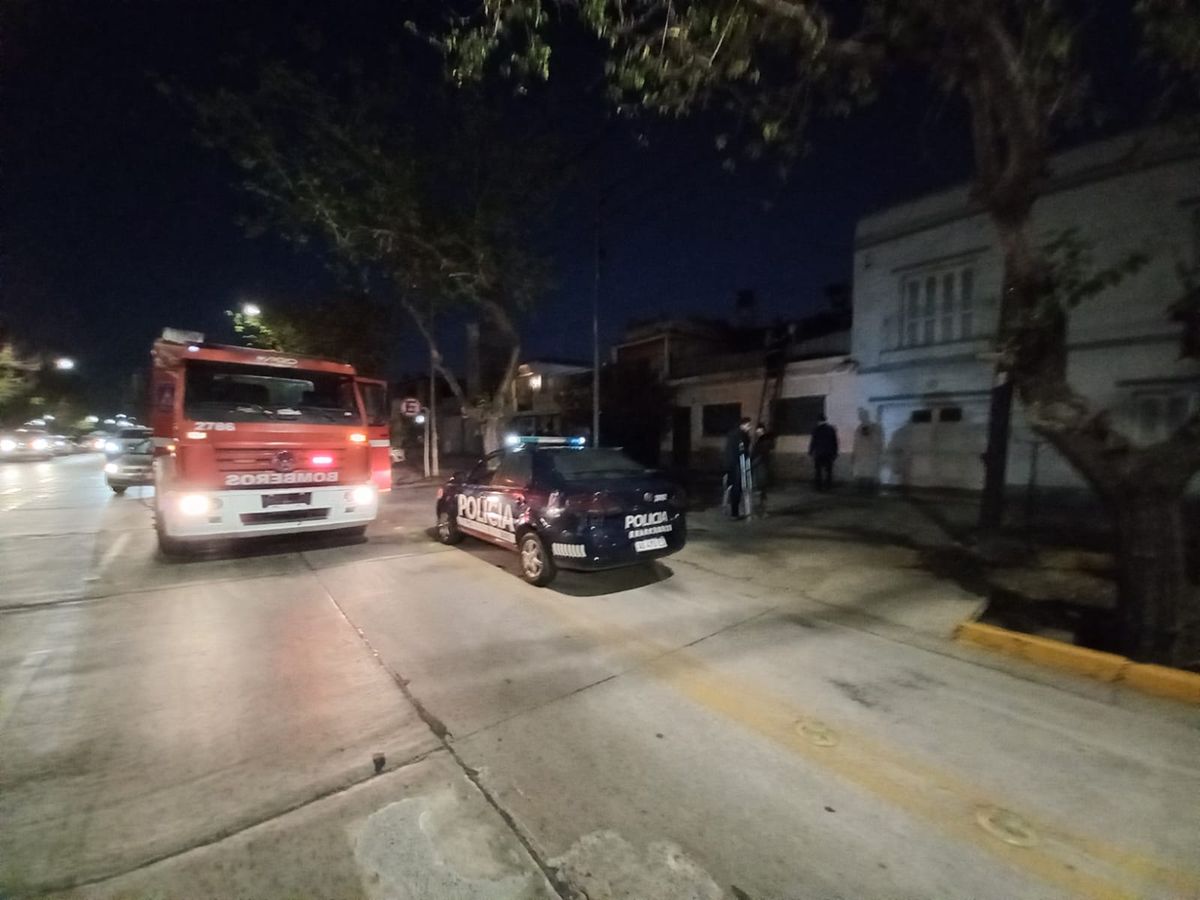 Un bombero comentó que un calefón eléctrico demanda mucha corriente y eso generó desperfectos en la corriente.
