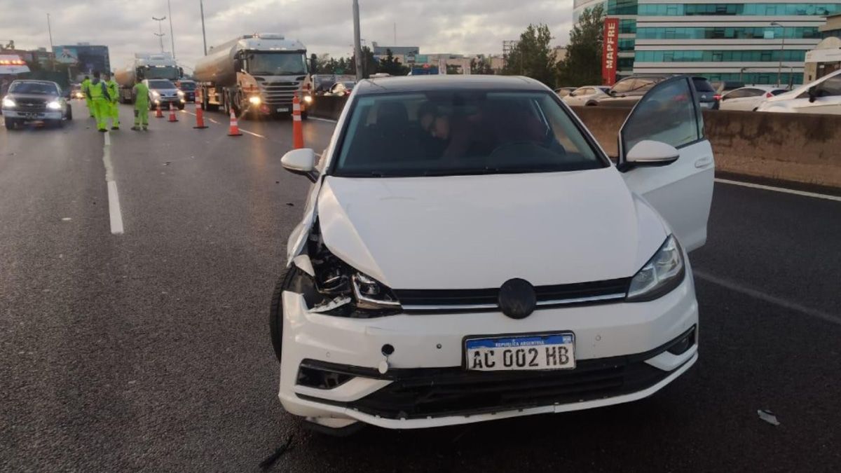 El automóvil que atropelló al conductor de una camioneta, que descendió por un problema mecánico en la autopista Panamericana, a la altura de Vicente López