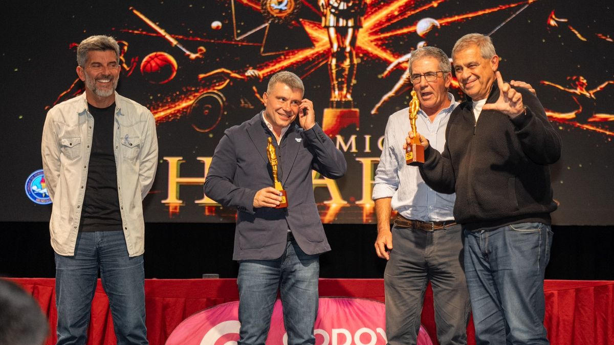 Ulpiano Suárez, Diego Costarelli y Federico Chiapetta junto a Alberto Rez Masud, vicepresidente de Independiente Rivadavia.