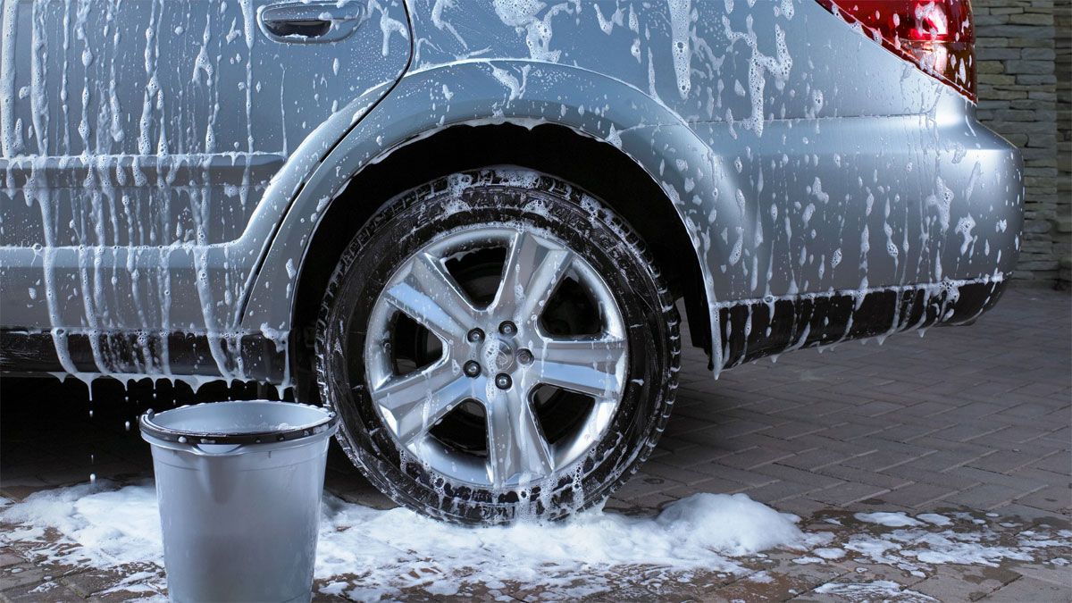 El lavado del auto, para que quede resplandeciente, debe completarse con un perfecto secado.