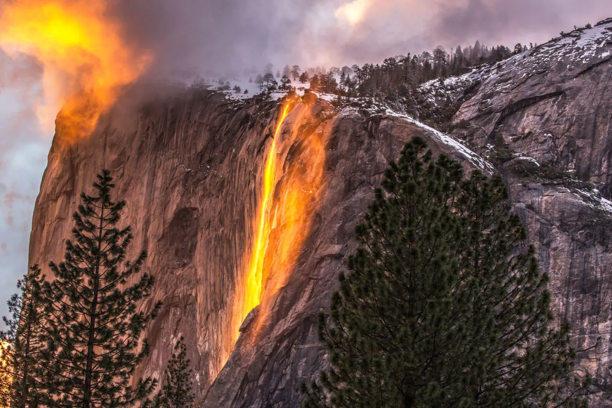 Cascada de fuego: el fenómeno natural que parece lava ardiente