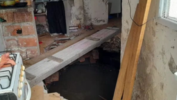 Se la tragó un pozo: una joven de 16 años tomaba mates con su madre se hizo un pozo en el comedor y cayó