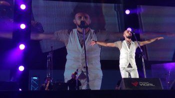 Bajo una intensa lluvia, Abel Pintos brilló en el Rivadavia Canta al País