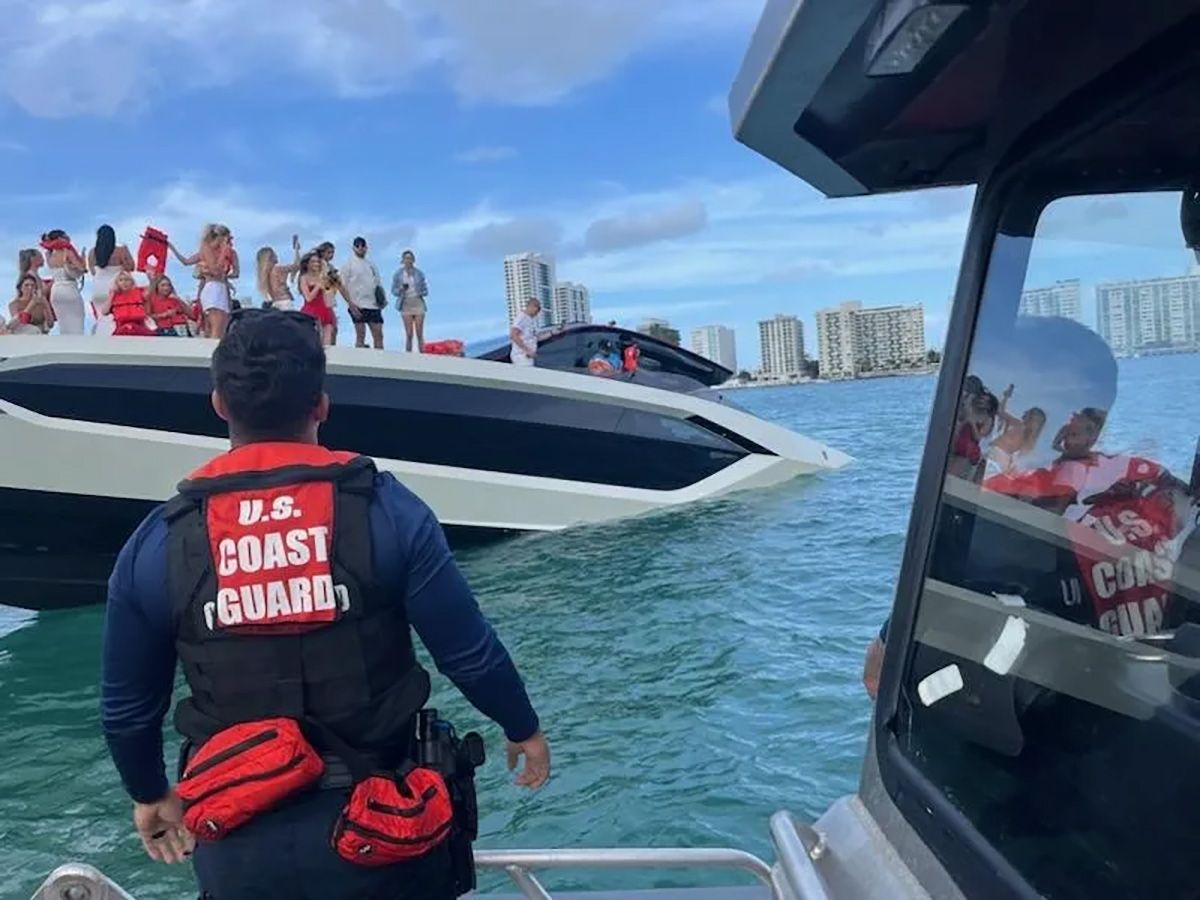 Fotografía tomada de la cuenta oficial de X del Séptimo Distrito de la Guardia Costera de Estados Unidos que muestra el yate hundido en Miami. Crédito: EFE/ @USCGSoutheast.