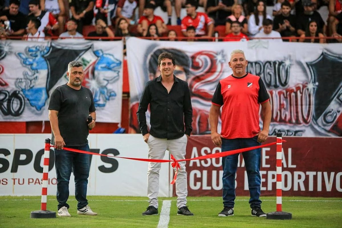 Hern&aacute;n Sperdutti en la inauguraci&oacute;n de la Tribuna Norte y las nuevas luminarias en el Omar Higinio Sperdutti. Foto: Gentileza.&nbsp;