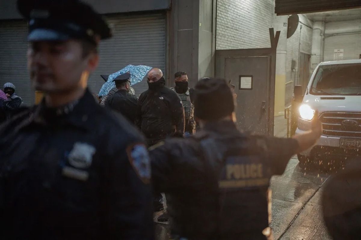 Un grupo de policías transportan a un grupo de migrantes detenidos en Nueva York en Estados Unidos (Archivo). Crédito: EFE/ Olga Fedorova.