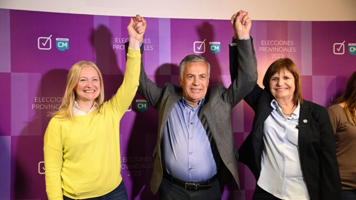 Significativo. Alfredo Cornejo levanta las manos de Hebe Casado y Patricia Bullrich.