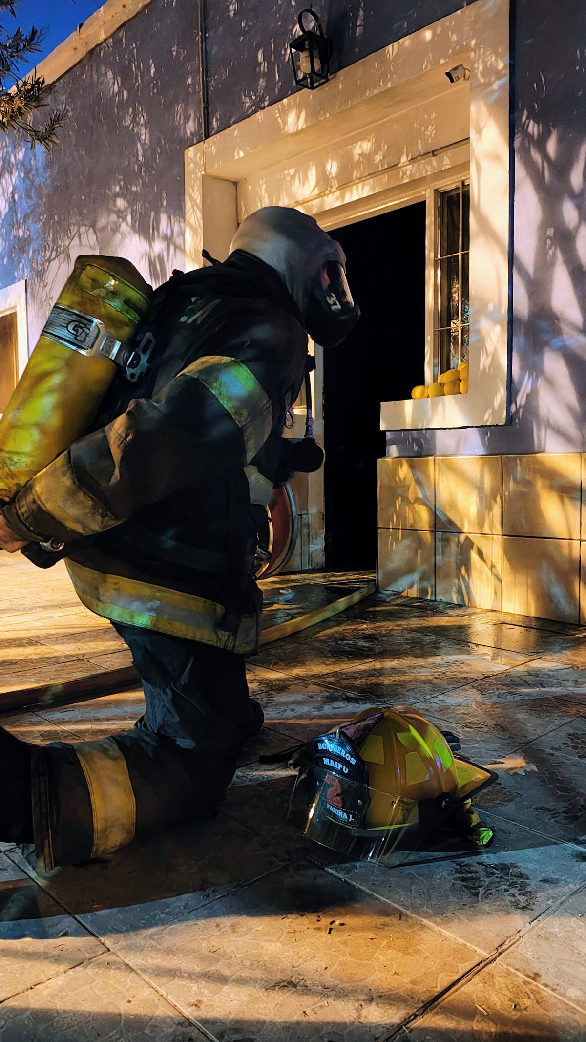 Un momento del trabajo de los bomberos tras el incendio. Un momento del trabajo de los bomberos tras el incendio.