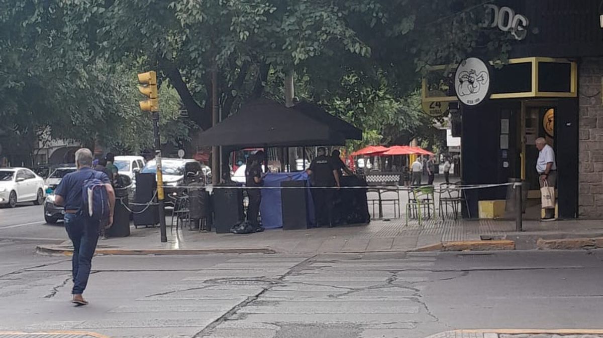 La Policía cercó el lugar donde murió el hombre en situación de calle en pleno centro de Mendoza. La Policía cercó el lugar donde murió el hombre en situación de calle en pleno centro de Mendoza.