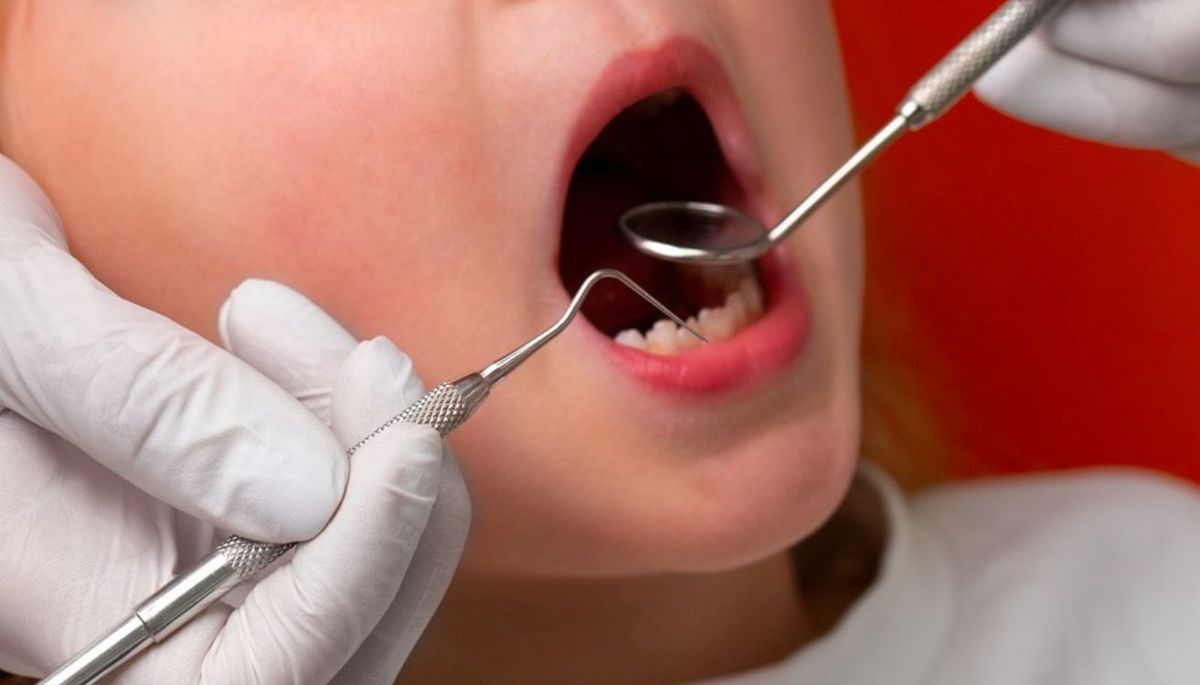 Imagen ilustrativa de un menor de edad en el dentista. Fuente: Freepik. Imagen ilustrativa de un menor de edad en el dentista. Fuente: Freepik.
