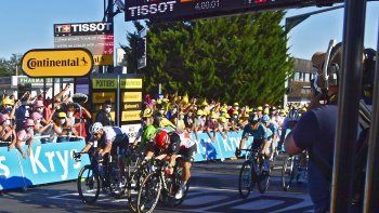 En un ajustadísimo final, Caleb Ewan ganó la etapa 11