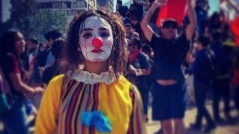 Noticia corregida: la mujer de la foto es una estudiante que hacía un homenaje a una artista muerta en Chile