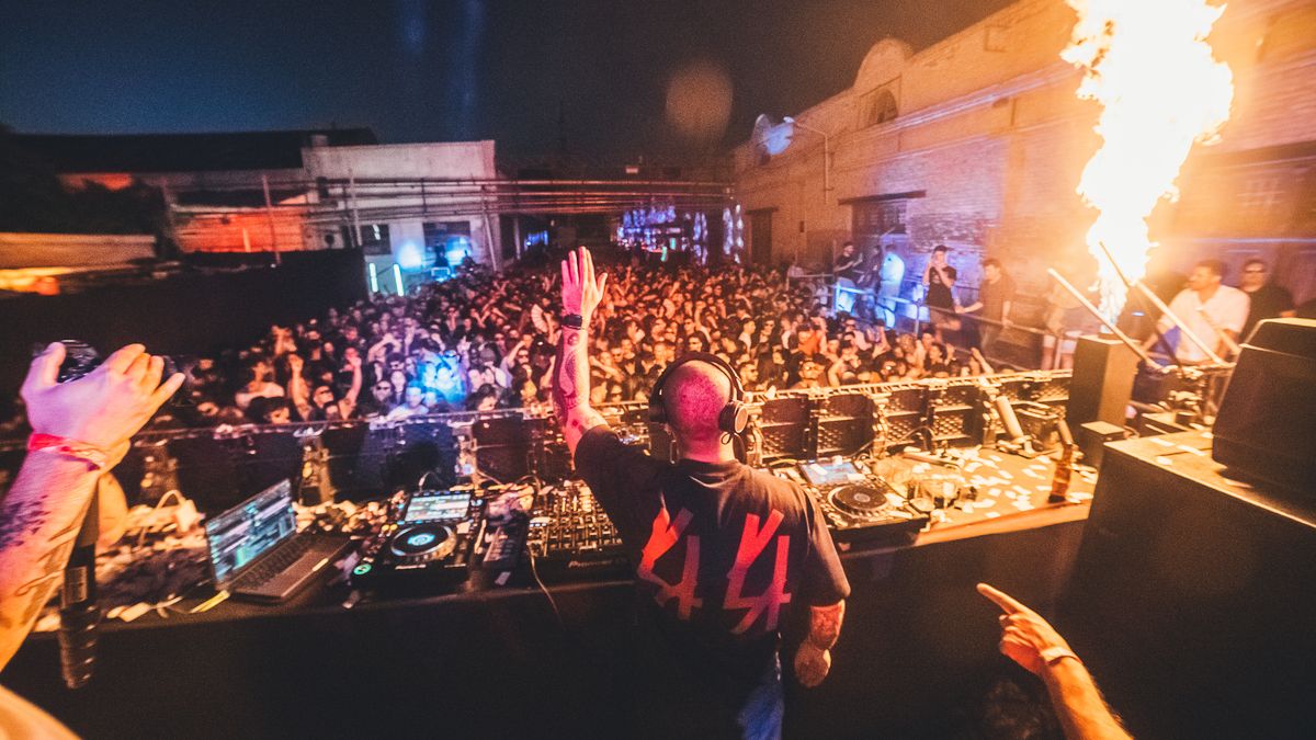 Más de 2.000 personas disfrutaron del show del DJ italiano Ilario Alicante que tocó en la Bodeg Giol.