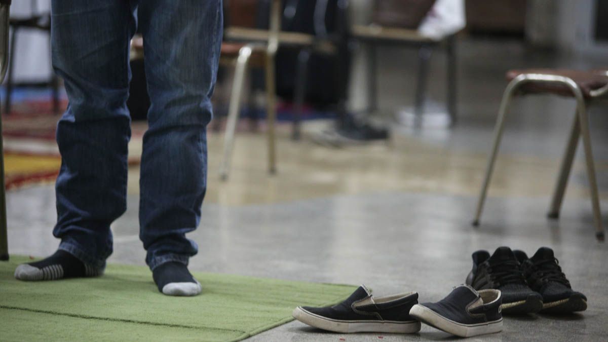 "Quita el calzado de tus pies, porque el lugar en que tú estás, tierra santa es”. Del mismo modo, los musulmanes siempre se quitan los zapatos antes de entrar en una mezquita a rezar.