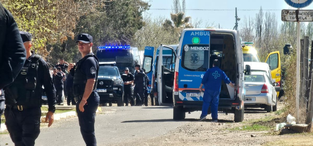 Gran despliegue policial y de ambulancias por el caso de la chica atrincherada en una escuela de La Paz. Gran despliegue policial y de ambulancias por el caso de la chica atrincherada en una escuela de La Paz.