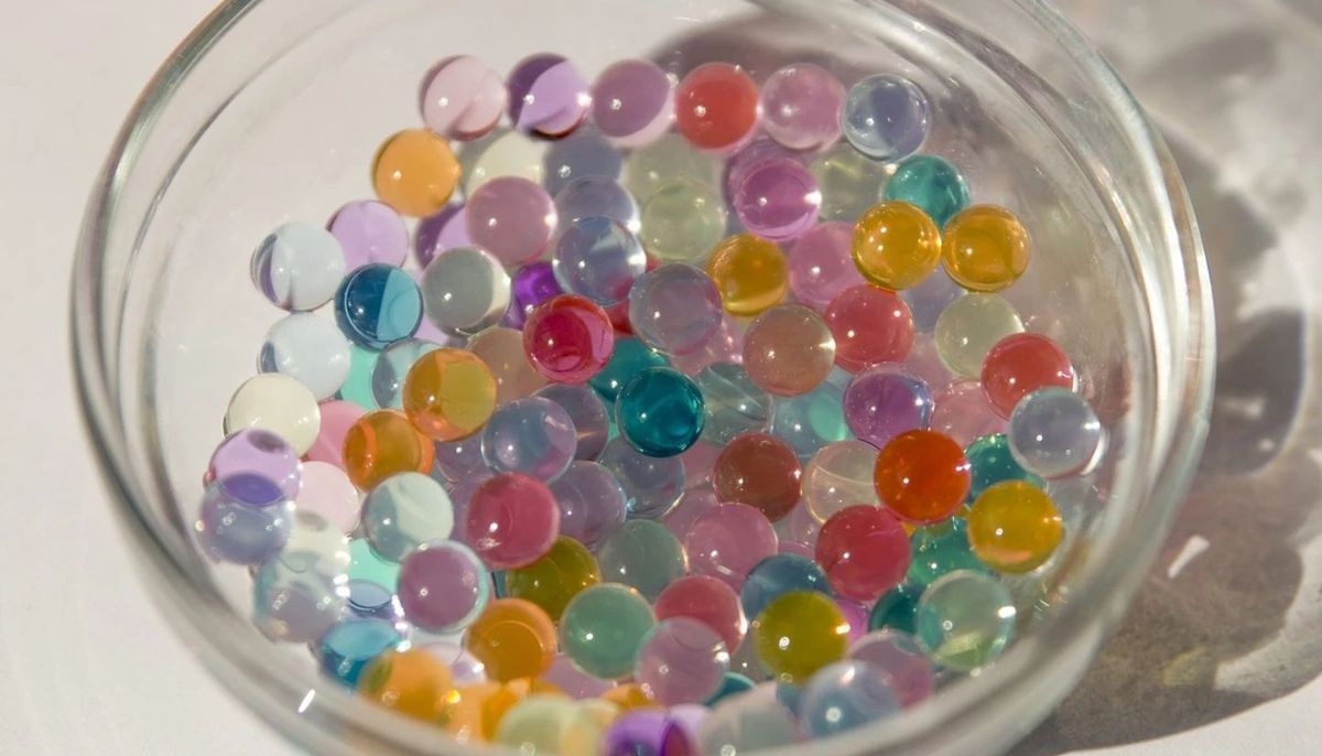 Las perlas o bolas de hidrogel se consiguen en tiendas de jardiner&iacute;a y sitios web.