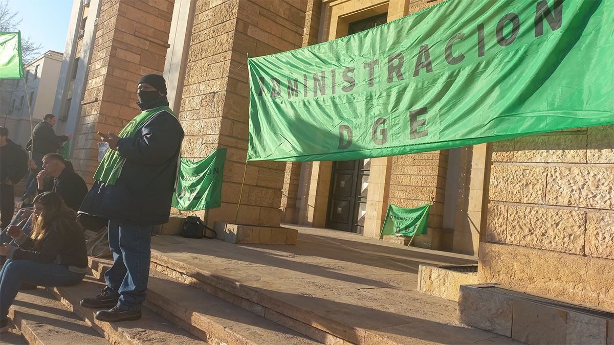 Personal de la administración de la DGE en la Casa de Gobierno.