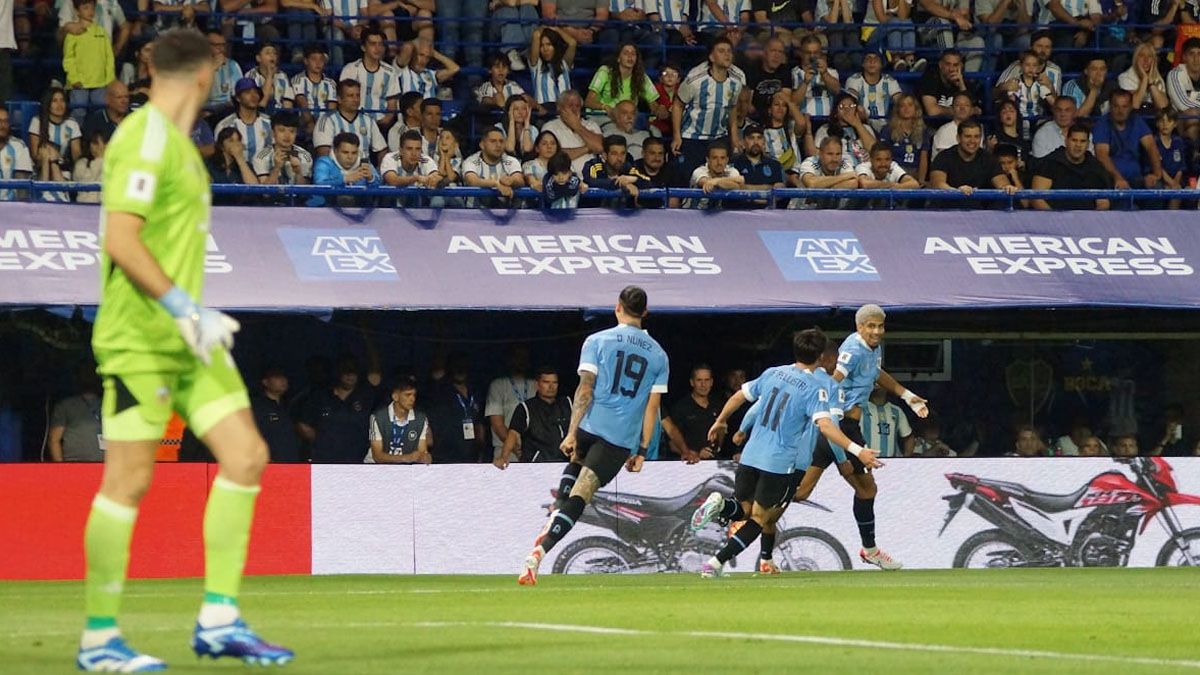 Araújo celebra, Dibu lo sufre y los hinchas no lo pueden creer (UNO/Nicolás Ríos) Araújo celebra, Dibu lo sufre y los hinchas no lo pueden creer (UNO/Nicolás Ríos)