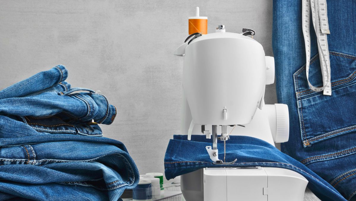 La costura es una actividad que puede realizarse en casa a modo de pasatiempo, para emprender y vender o para arreglar cosas que se rompen sin tener comprar prendas nuevas todo el tiempo.