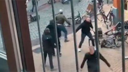 Graves incidentes entre barras del Groningen y del Arminia Bielefeld antes de un partido amistoso.