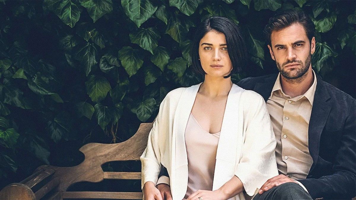 Eve Hewson y Tom Bateman arrasan con sus personajes en esta serie de Netflix.